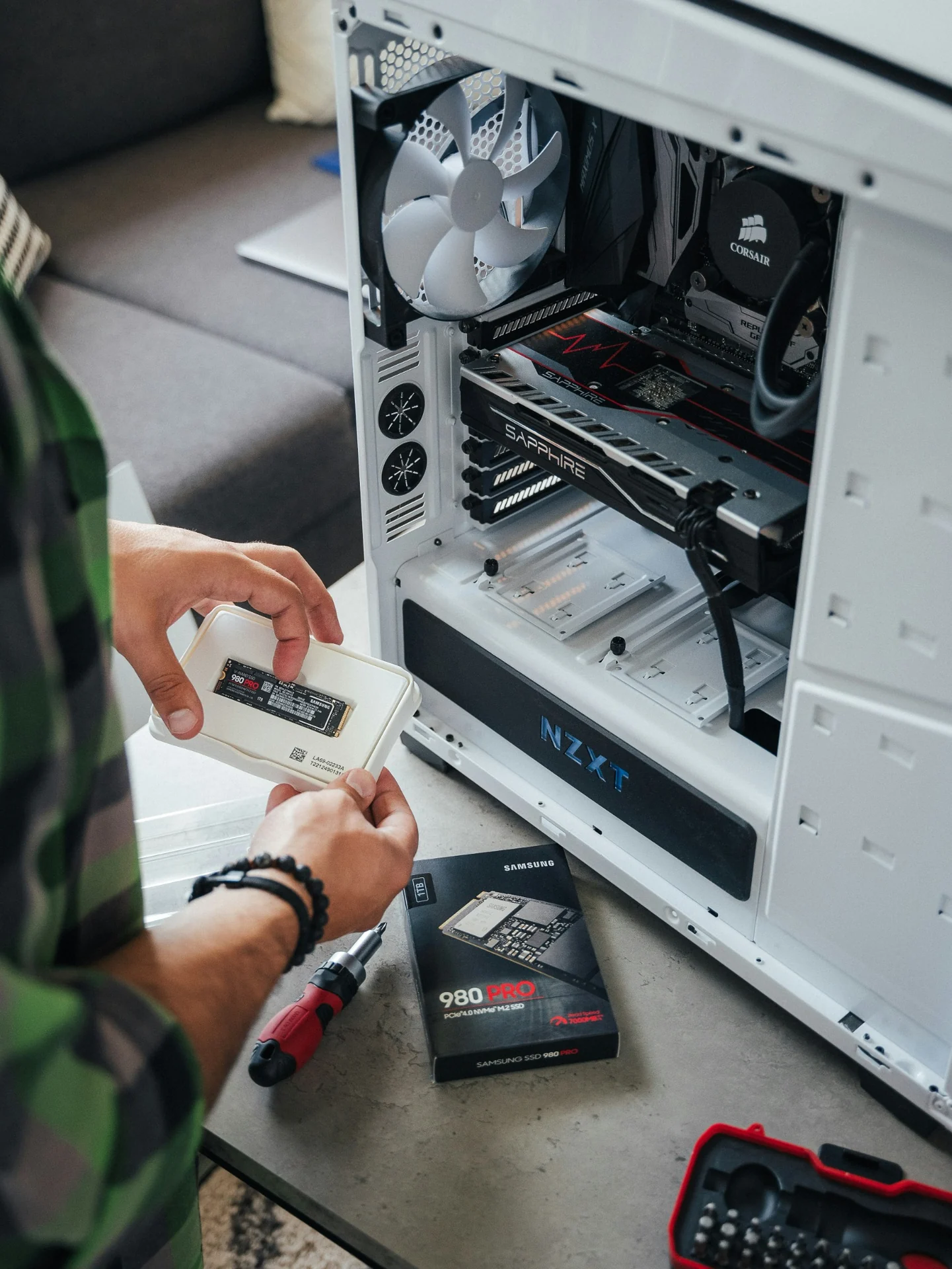 Technieker werkt aan een pc en de interne IT-infrastructuur