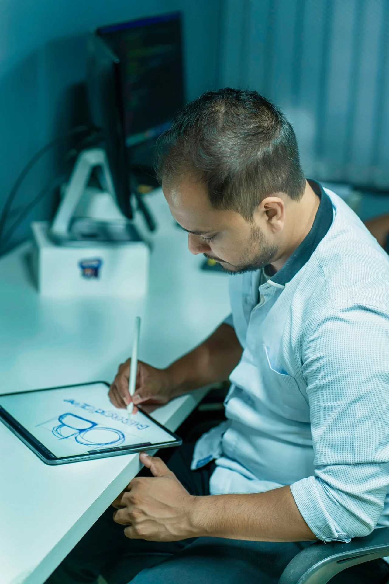 Website-ontwerp en technische planning op een tablet