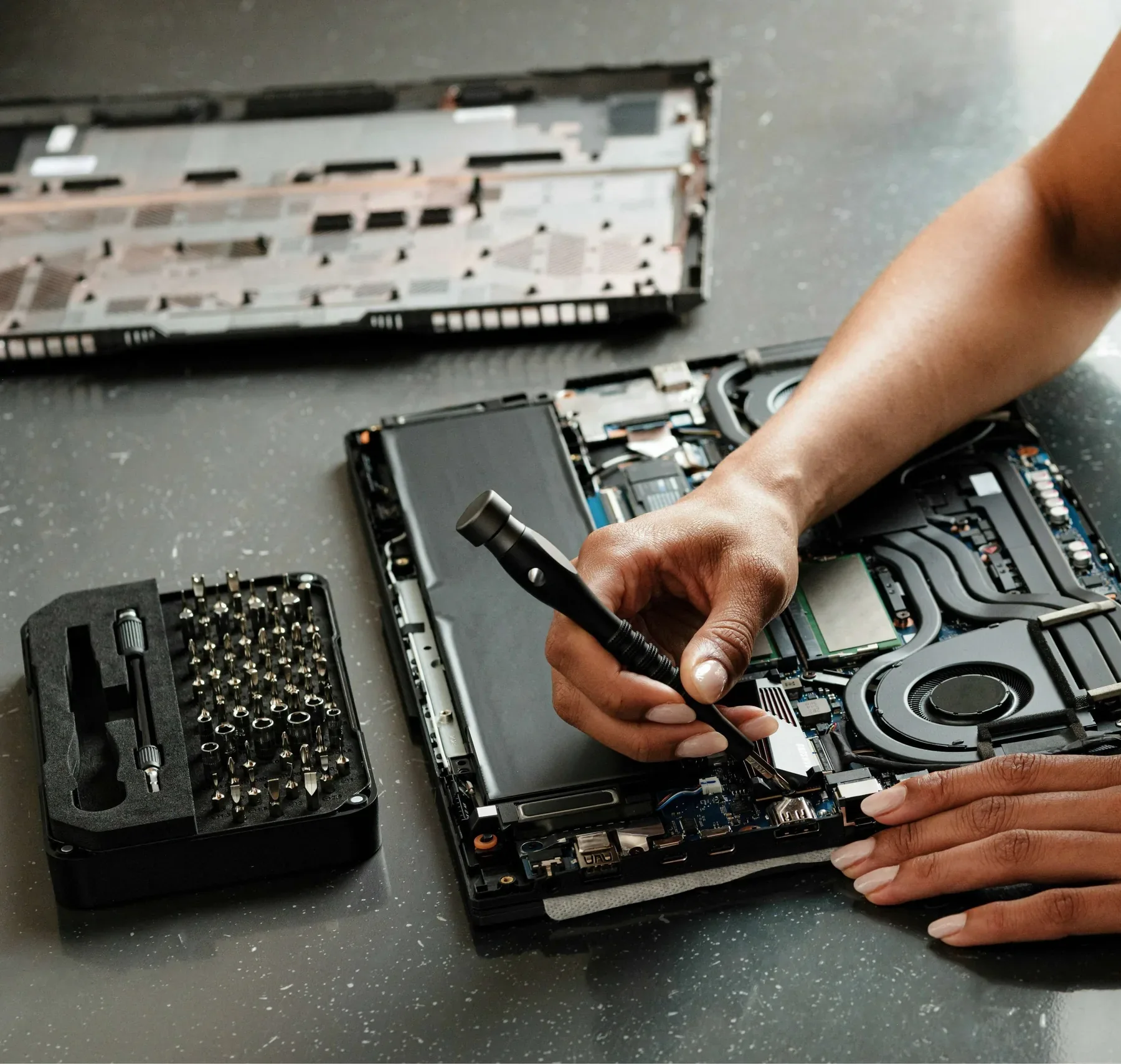 Desktop en laptop assemblage