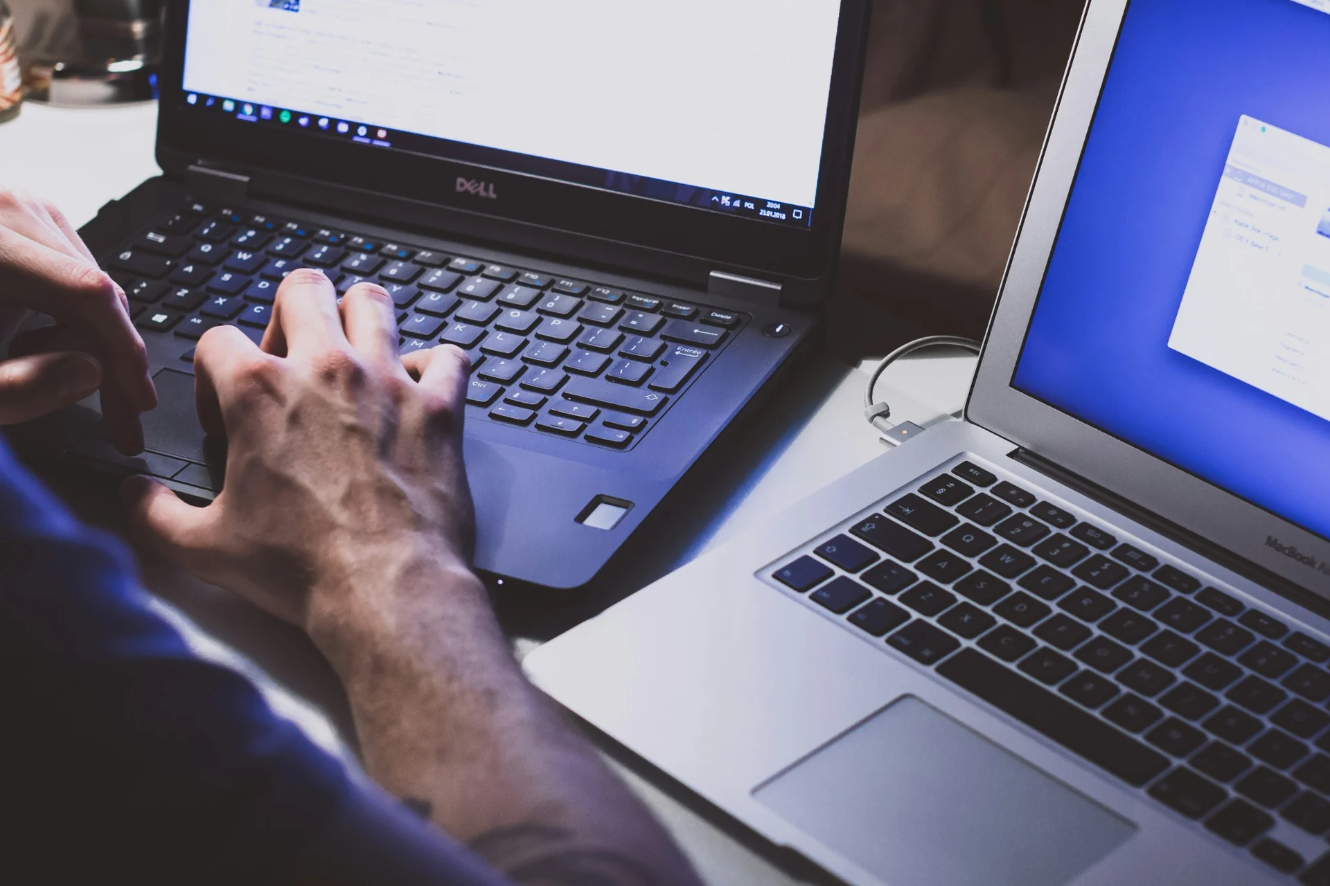 Professionele laptopwerkplek bij toestelbeveiliging