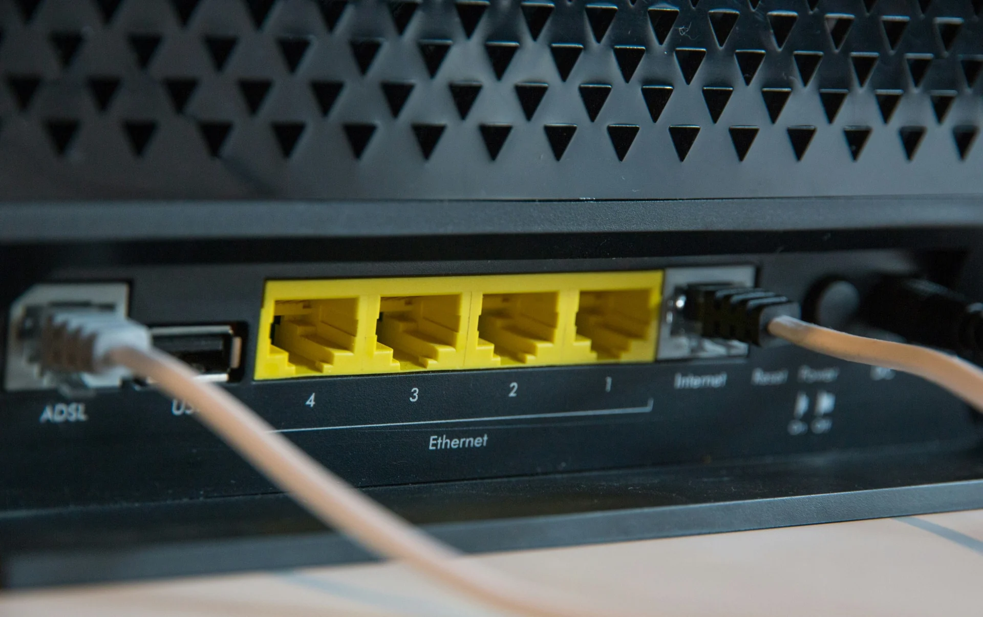 Netwerkrouter met aangesloten internetkabels